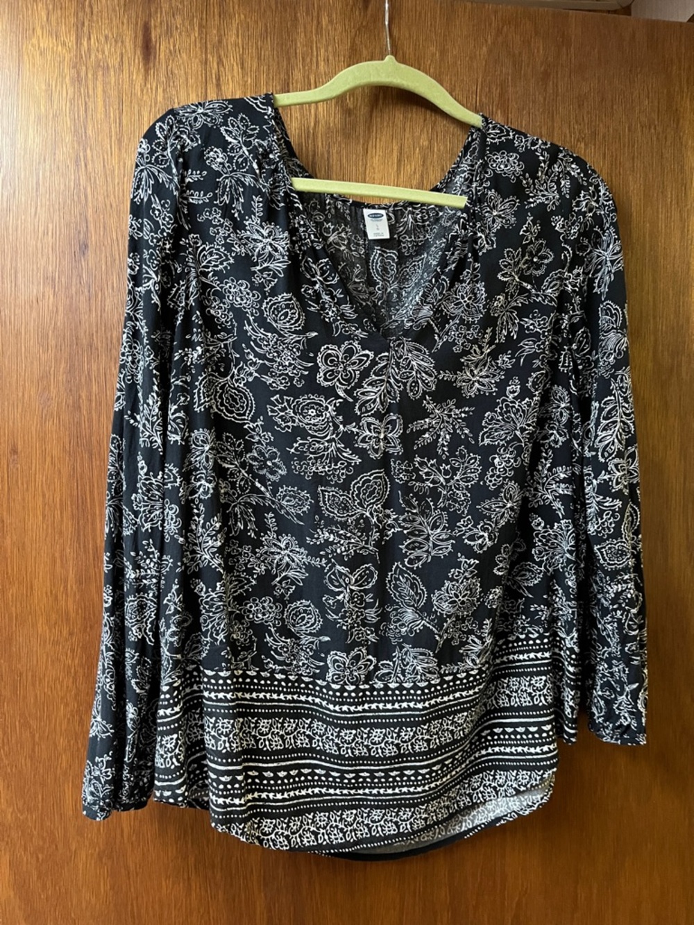 Women’s Black & White Floral Long Sleeve V-Neck Top